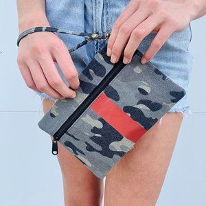 Last 1! NWT Canvas Clutch Wristlet